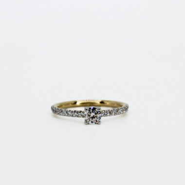 Ring Mia – 585er Gelbgold, 0,3 ct Brillant und 18 kleine Brillanten